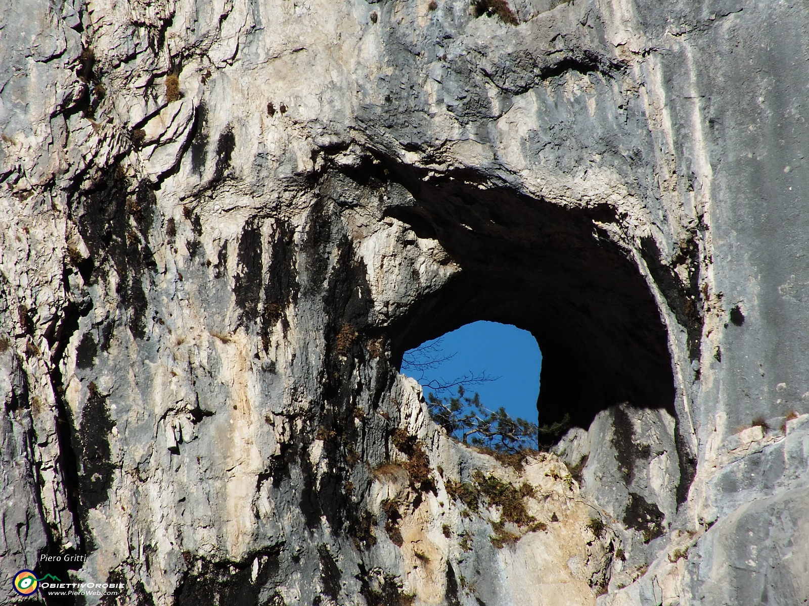 05 con foro aperto nella roccia .JPG